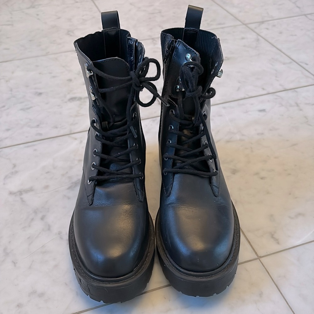 Black Steve Madden Sayful Combat women’s boot. Size 7